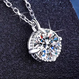 Élégant collier en argent sterling S925 avec un brillant pendentif rond en moissanite