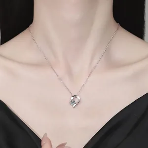 Collier avec pendentif cœur en argent S925 et moissanite porté par un mannequin