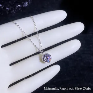 Élégant collier en argent sterling S925 avec un pendentif classique en moissanite à 4 griffes