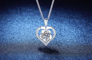 Gros plan du collier en argent S925 en forme de cœur avec pendentif fleur de rose