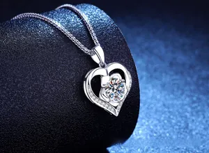 Détail du collier cœur en argent S925 avec moissanite 1 carat sur socle sombre