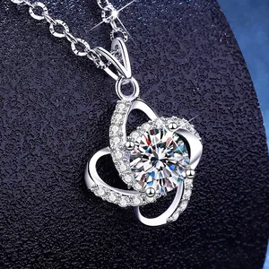 Elegant S925 sterling silver four-leaf clover necklace with sparkling moissanite stones