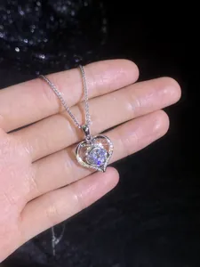 Gros plan du collier cœur en argent S925 avec un diamant Moissanite central de 1ct