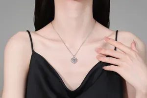 Gros plan d'un collier cœur en argent sterling S925 avec une moissanite de 1 carat sur modèle