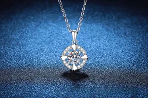 Detailaufnahme der S925 Sterlingsilber Herzkette mit rotierendem Moissanit-Anhänger