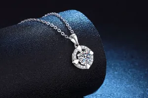 Makroaufnahme von S925 Silber Anhänger mit rotierendem Herz und Moissanit Stein