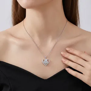 Collier coeur en argent S925 avec moissanite 1 carat porté par un mannequin femme