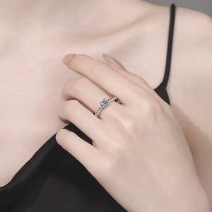 Classic S925 sterling silver ring with sparkling round moissanite and beaded band