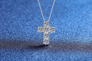 Dettaglio macro del ciondolo a croce in argento 925 con sei pietre di moissanite lucide