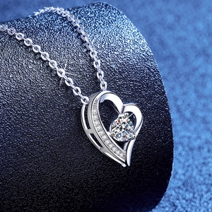 Elegant S925 sterling silver heart pendant necklace with moissanite in deep blue setting