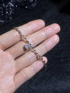 Detailed view of S925 sterling silver rice bead bracelet with a brilliant solitaire moissanite