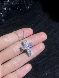 Dettaglio della collana a croce in argento S925 con pietre moissanite da 3ct