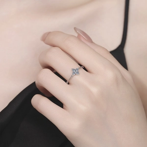 Elegant S925 sterling silver four-leaf clover chain ring with blue moissanite stones