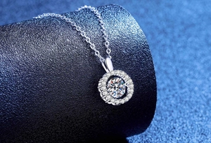Dettaglio della collana in Moissanite 1ct con ciondolo a doppio cerchio su base blu