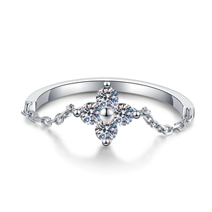 Elegant S925 sterling silver four-leaf clover ring with sparkling moissanite stones