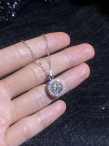 Dettaglio macro della collana con ciondolo moissanite da 1 carato e pavé scintillante
