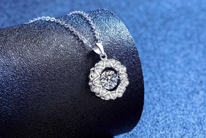 Makroaufnahme von 1 Karat Moissanit-Schneeflocken-Anhänger in S925 Sterlingsilber