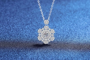 Dettaglio macro della collana a fiocco di neve in argento S925 con brillanti moissanite