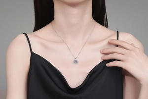 Primo piano della collana con ciondolo Moissanite da 1 carato su modella in abito nero