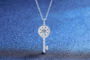 Gros plan du pendentif clé tournesol en argent S925 serti de moissanite étincelante