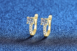 Détail des boucles d'oreilles en argent S925 doré en forme de U avec pierres de moissanite