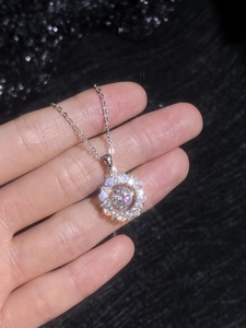 Nahaufnahme der 1ct Moissanit Schneeflocke Halskette mit tanzendem Stein Design