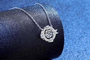 Dettaglio del pendente in moissanite danzante su supporto cilindrico blu testurizzato