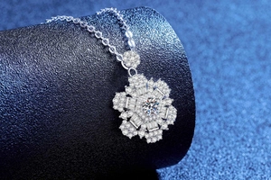 Dettaglio macro del ciondolo a girasole in argento S925 con moissanite e design di lusso