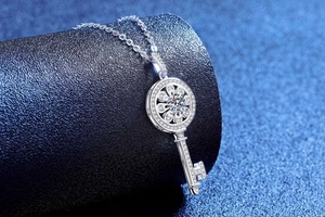 Gros plan du pendentif clé fleur de soleil en argent avec cristaux de moissanite