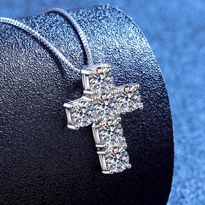 Collana a croce in moissanite da 3 carati in argento S925 su sfondo blu scintillante