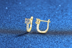 Vue macro des boucles d'oreilles en argent S925 doré en forme de U avec pierres moissanites