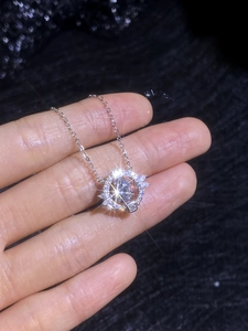 Dettaglio di una collana con ciondolo in moissanite scintillante con aureola a stella