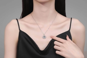 Moissanit Schneeflocke Anhänger an Model mit schwarzem Seidenkleid für Eleganz