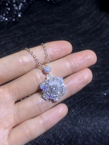 Dettaglio del lussuoso ciondolo a girasole in moissanite con montatura in argento s925