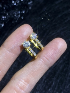 Gros plan détaillé de boucles d'oreilles en argent S925 doré avec pierres de moissanite