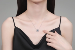Primo piano di un ciondolo in moissanite scintillante su una delicata catena d'argento