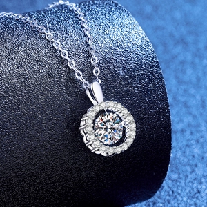 Collana halo con Moissanite da 1 carato colore D e pendente cuore battente in argento lucido
