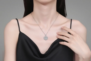 Dettaglio della collana con ciondolo a fiocco di neve in argento S925 con moissanite