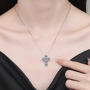 Collana in argento S925 con ciondolo a croce in moissanite 3ct e pietre blu e bianche