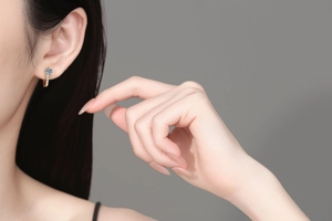 Gros plan de boucles d'oreilles en argent S925 en forme de U avec moissanite sur mannequin