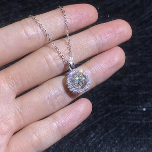 Classica collana halo con moissanite da 1 carato in argento mostrata per dimensione