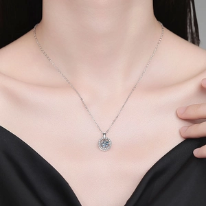 Collana con pendente halo in moissanite da 1 carato e catena d'argento su collo di modella