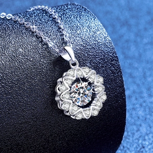 Funkelnde 1 Karat Moissanit Schneeflocke Halskette mit Herzanhänger auf blauem Hintergrund