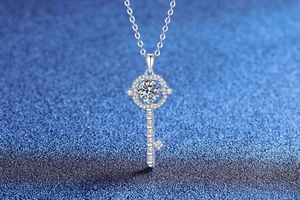 Détail du pendentif clé crépuscule en argent S925 avec moissanite 1 carat et pavé de diamants