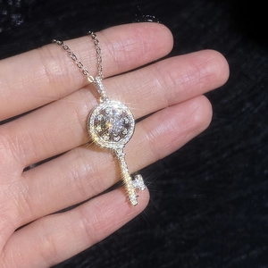 Élégant pendentif clé tournesol en argent S925 et moissanite avec chaîne fine