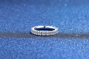 Vue macro de la bague d'éternité en argent S925 sertie de moissanites rondes brillantes
