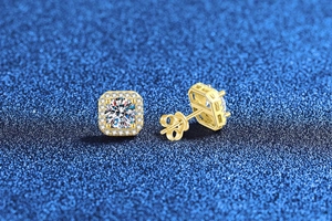 Vue détaillée des boucles d'oreilles halo en moissanite carrée avec finition dorée