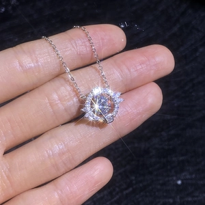 Elegante collana in argento sterling 925 con scintillante ciondolo rotondo in moissanite