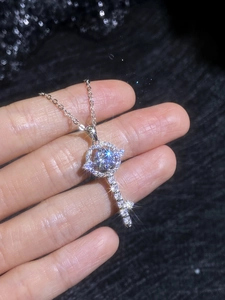 Détail macro du pendentif clé en argent S925 avec une moissanite brillante de 1 carat