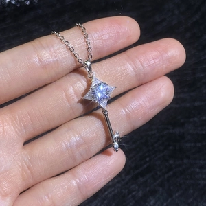 Collana con ciondolo a chiave a stella in argento S925 e moissanite da 1 carato